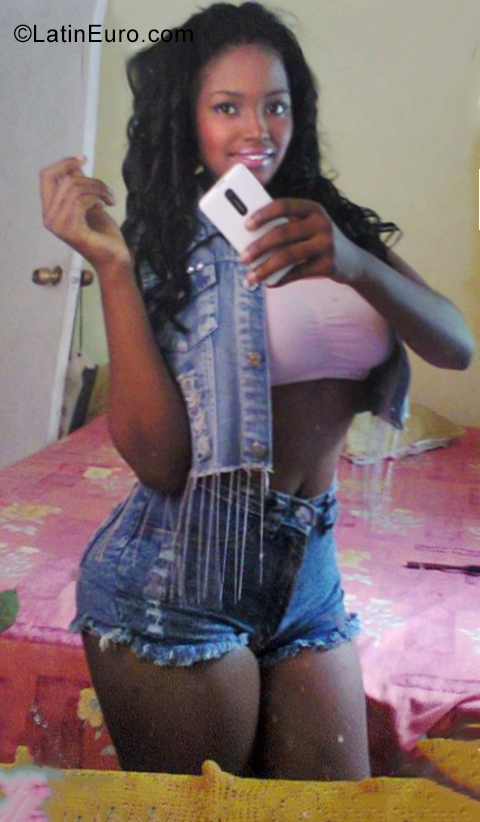 Date this good-looking Dominican Republic girl Coraine from Santo Domingo DO35248