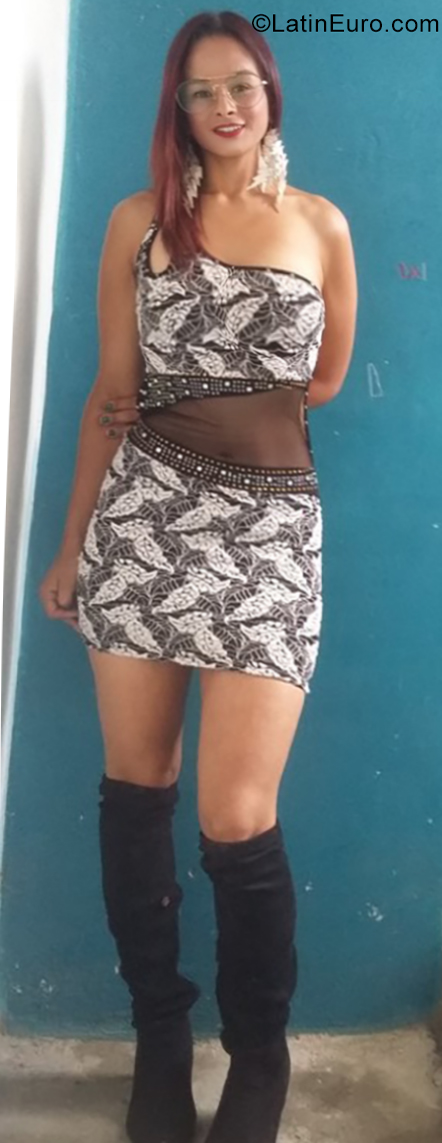 Date this exotic Colombia girl Damaris from Manizales CO25675
