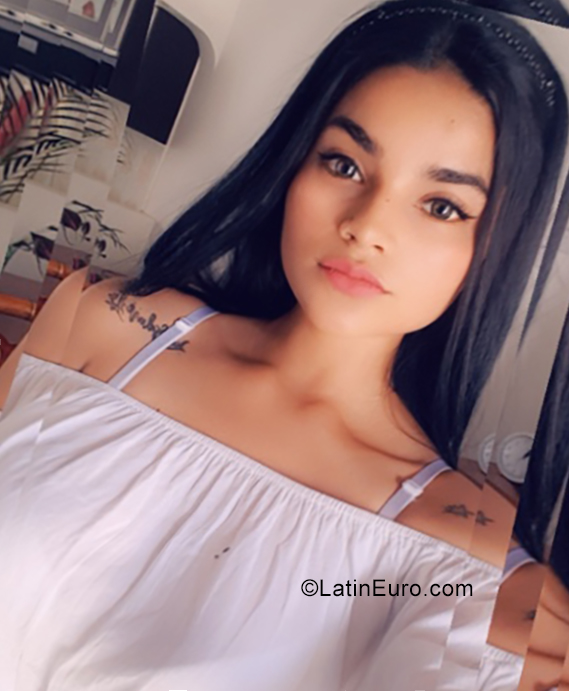 Date this attractive Colombia girl Camila from Bogota CO25683