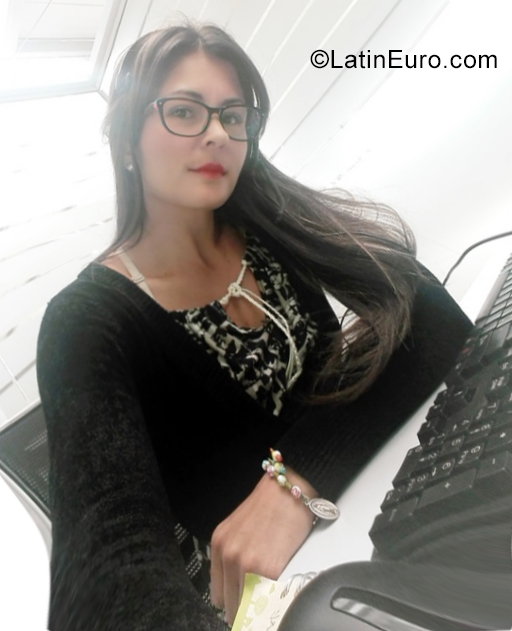 Date this happy Colombia girl Samanta from b CO25700