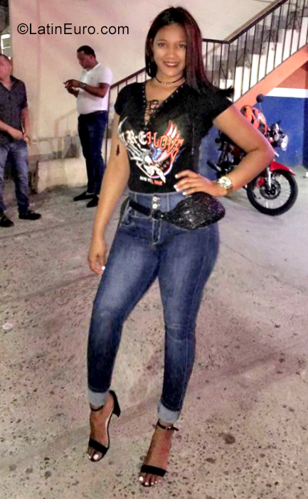 Date this nice looking Dominican Republic girl Pamela from Santiago DO35398