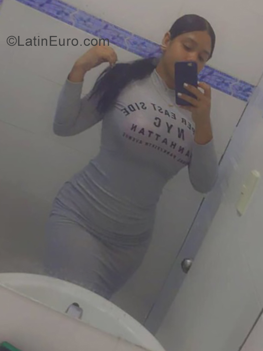 Date this athletic Dominican Republic girl Genesis from Mao Valverde DO35850
