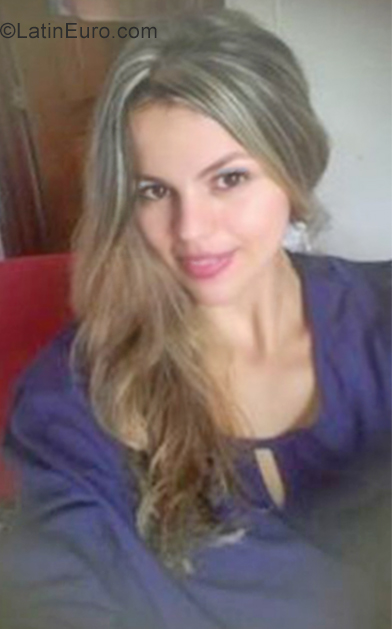 Date this foxy Colombia girl Andrea from Barranquilla CO25796