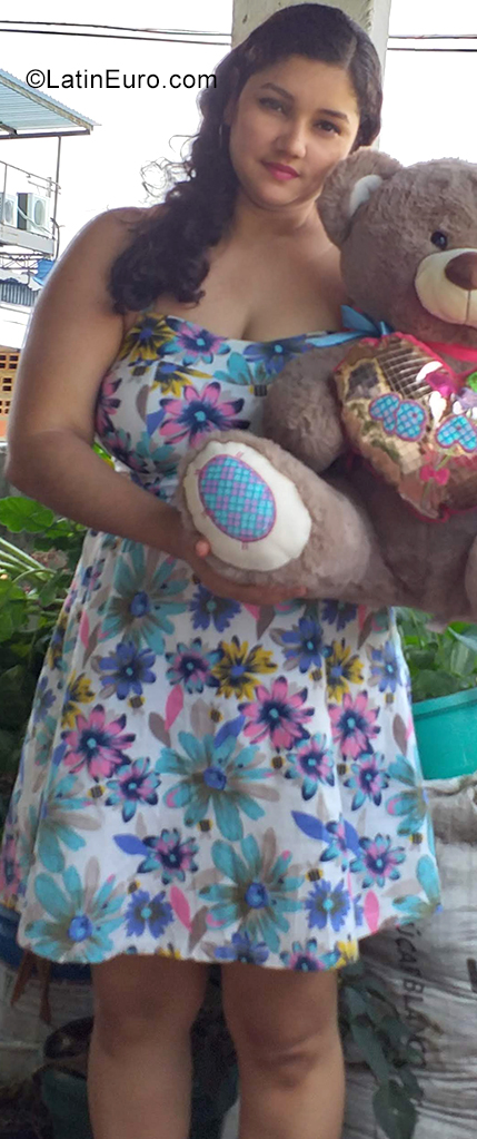 Date this attractive Colombia girl Yuliana from Palmira CO25829