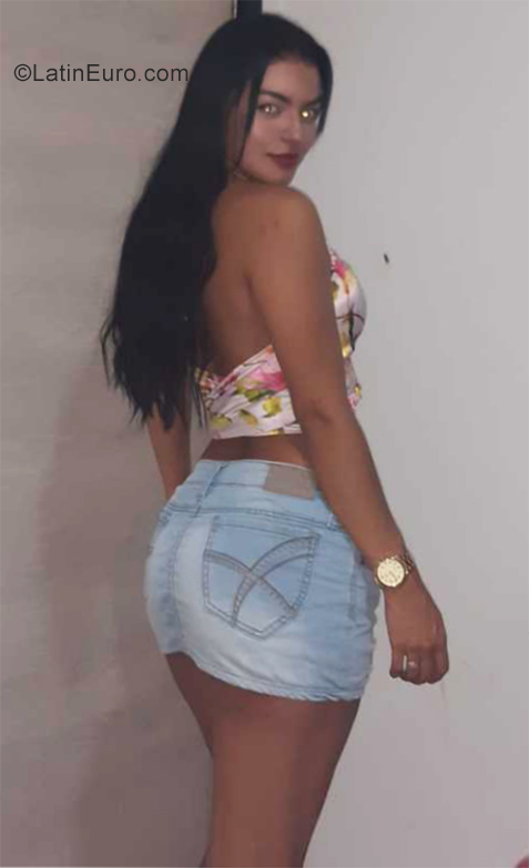 Date this attractive Colombia girl Tania from Bogota CO25851