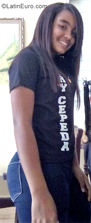 Date this funny Dominican Republic girl Ariany from San Francisco De Macoris DO35605