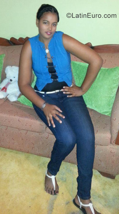 Date this delightful Dominican Republic girl Darelia from Santiago DO35623
