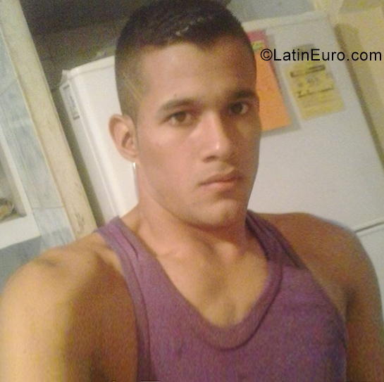 Date this happy Venezuela man William from Barcelona VE2592