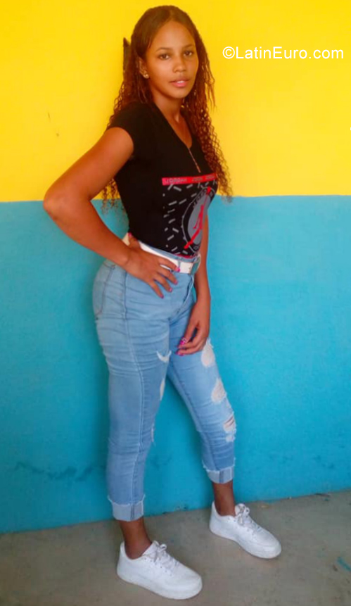 Date this georgeous Dominican Republic girl Yordana from Montecristi DO35705