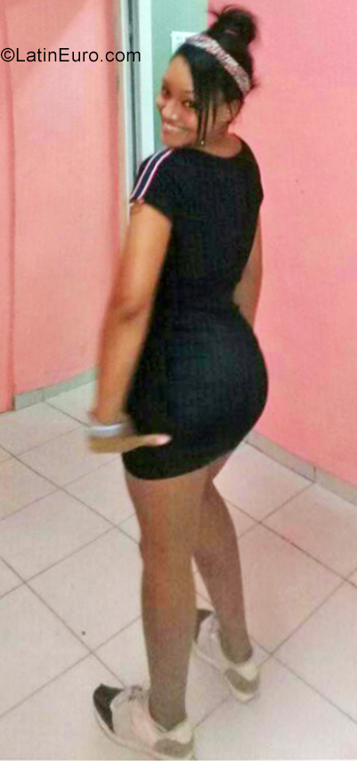 Date this sensual Cuba girl Wanda from Havana CU580