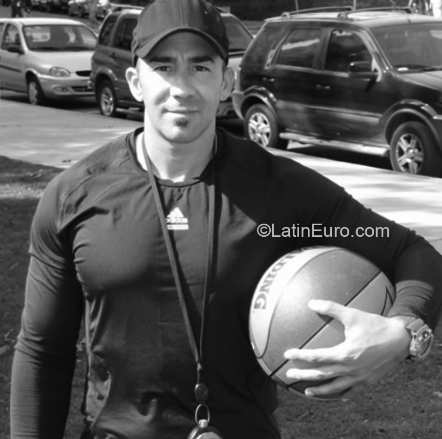 Date this good-looking Argentina man Guido from Buenos Aires AR224