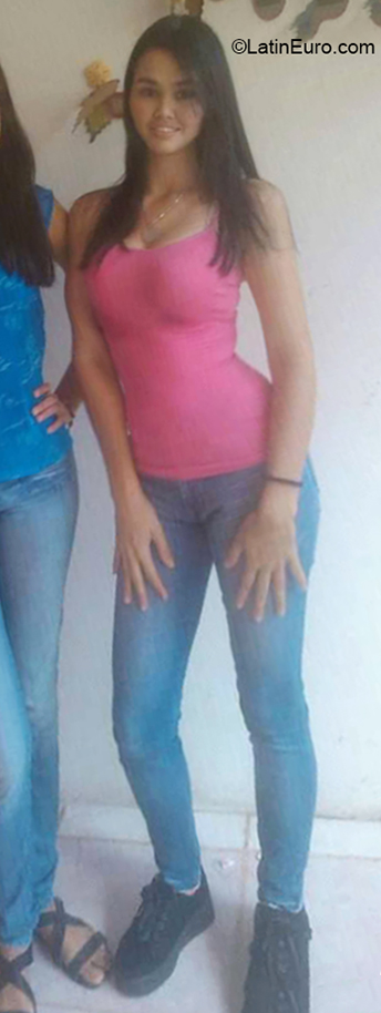 Date this happy Venezuela girl Theiria from Carupano VE2631