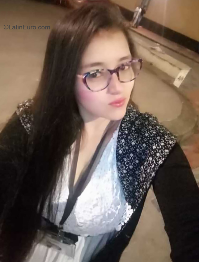 Date this attractive Colombia girl Linda from Bogota CO25935
