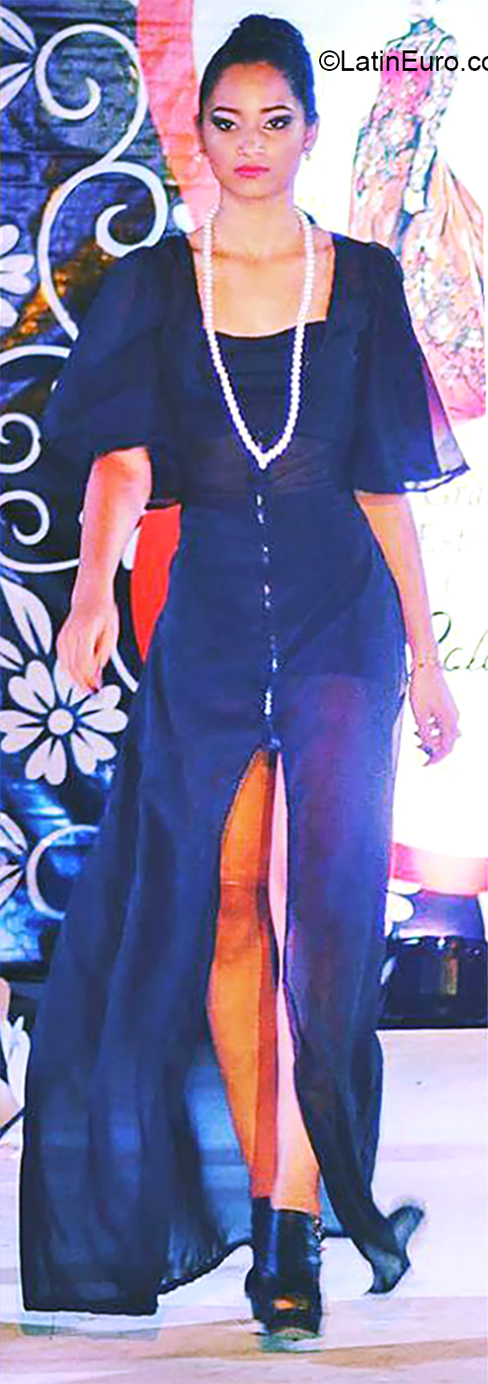 Date this attractive Dominican Republic girl Nikaury from Mao DO35868