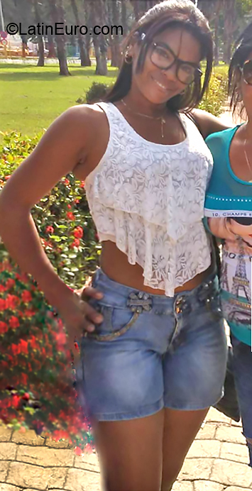 Date this foxy Cuba girl Olannis from Havana CU581