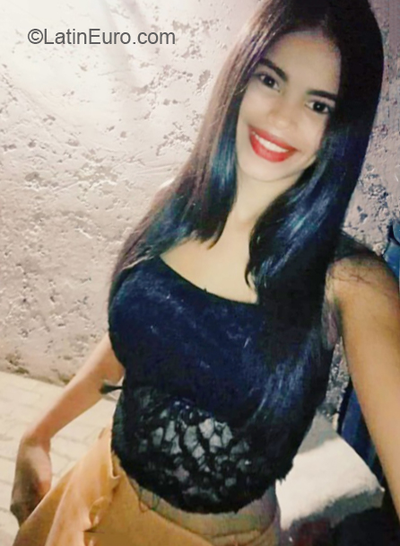 Date this pretty Venezuela girl Daniely from Margarita Island VE2679