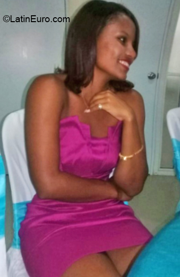 Date this foxy Dominican Republic girl LARISSA from Santo Domingo DO36032