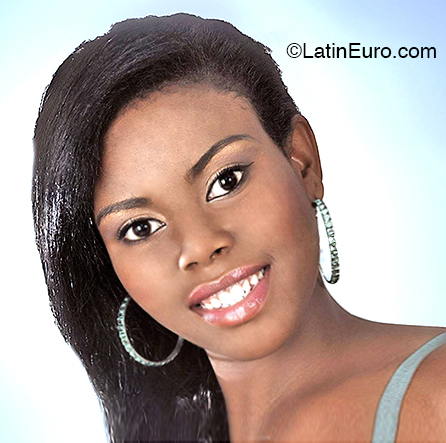 Date this stunning Cuba girl Darelis from Santiago de Cuba CU662