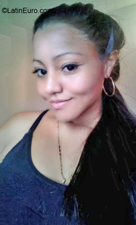 Date this attractive Venezuela girl Alejandra from Caracas VE2720