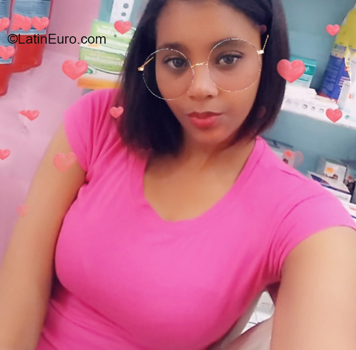 Date this beautiful Dominican Republic girl Chakiria from Santo Domingo DO36601