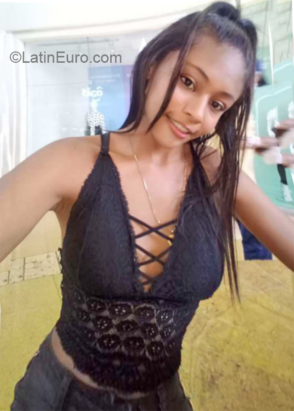 Date this sensual Colombia girl Yessica from Cartagena CO26336