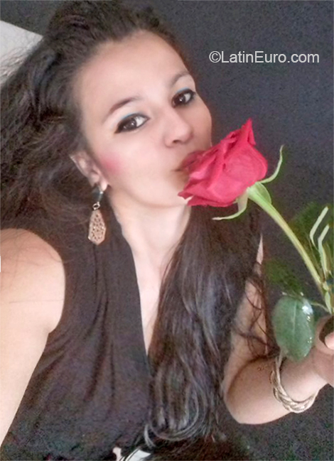 Date this attractive Ecuador girl Hanna from Guayaquil EC391