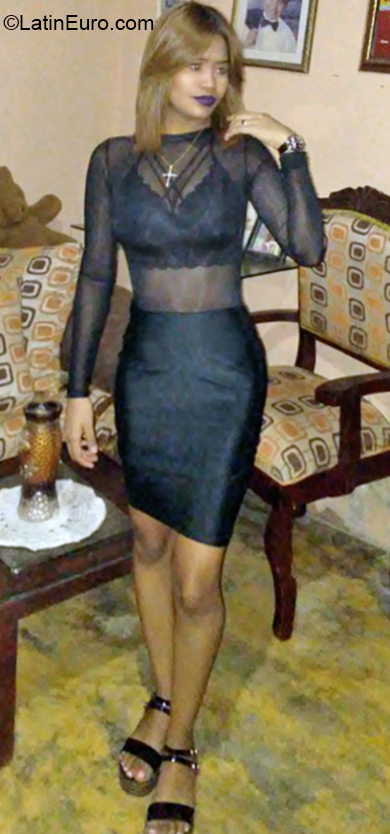 Date this foxy Dominican Republic girl Angela from Santo Domingo DO36757