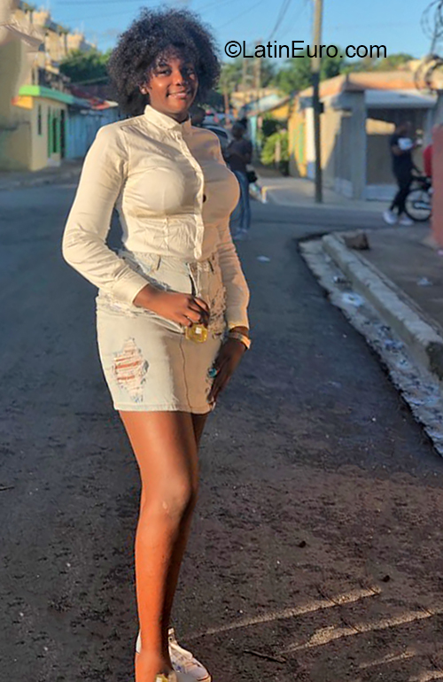 Date this foxy Dominican Republic girl Yovana from La Romana DO36784