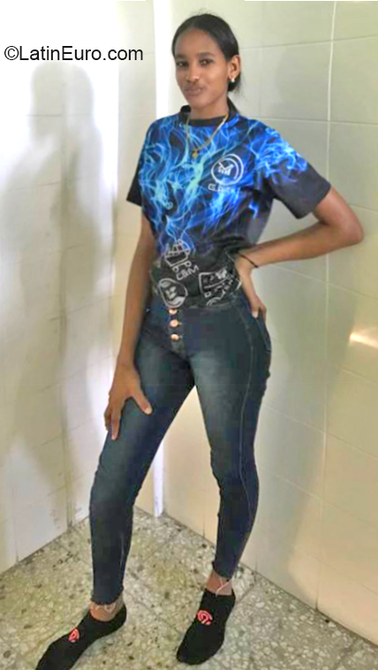 Date this tall Dominican Republic girl Nayali from Santiago DO36824