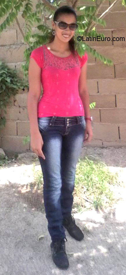 Date this happy Venezuela girl Joelsi from Barcelona VE2848