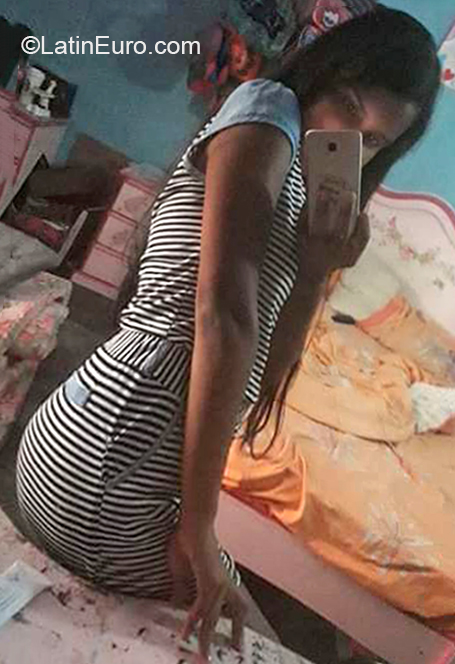 Date this foxy Venezuela girl Estefania from Caracas VE2881