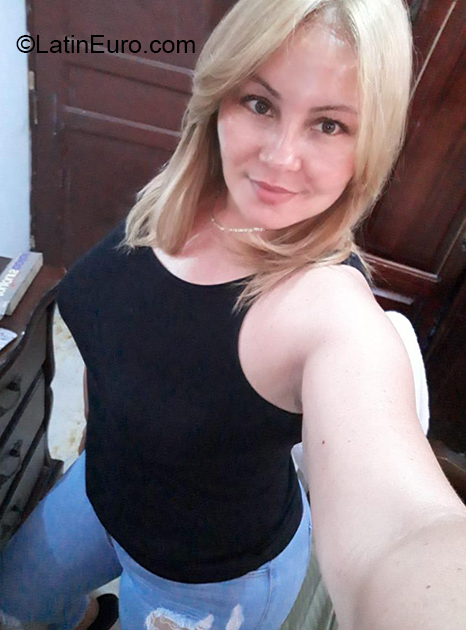 Date this tall Dominican Republic girl Evelyn from Santiago DO36974
