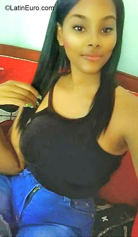 Date this good-looking Dominican Republic girl Sharina from Santo Domingo DO37010