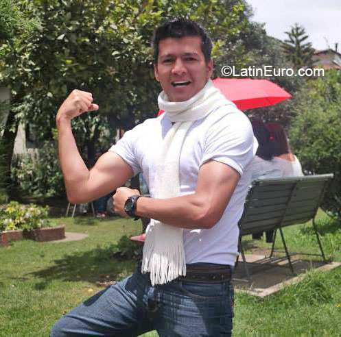 Date this young Colombia man Manu from Bogota CO26530
