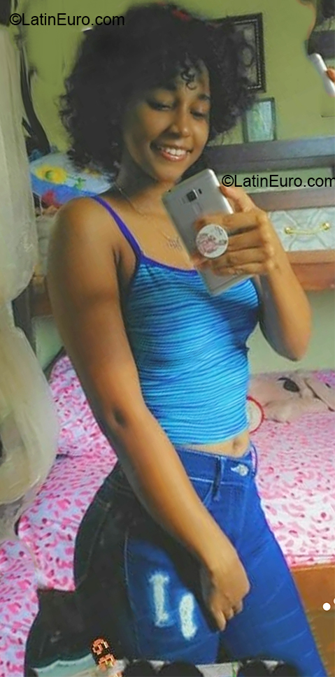 Date this gorgeous Dominican Republic girl Smailin from Santo Domingo DO37034