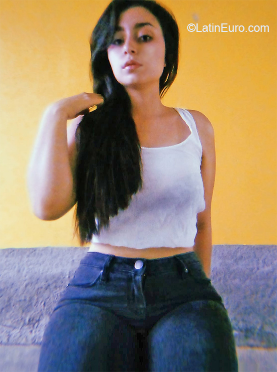 Date this sultry Honduras girl Angela from San Pedro Sula HN2746