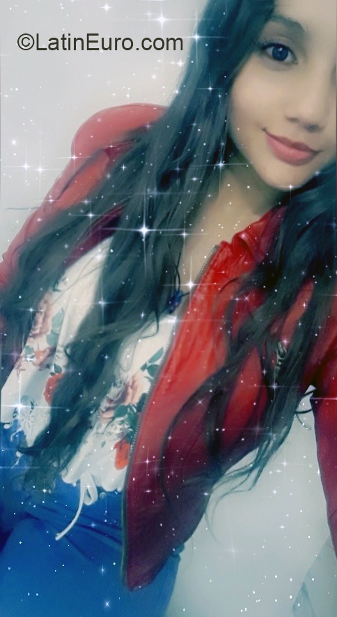 Date this sultry Colombia girl Michelle from Armenia CO26577