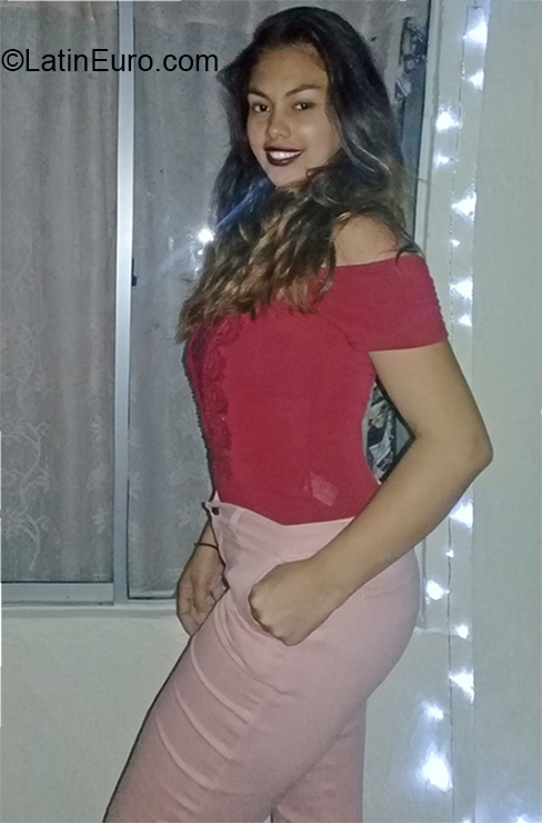 Date this sensual Colombia girl Paola from Barranquilla CO26616