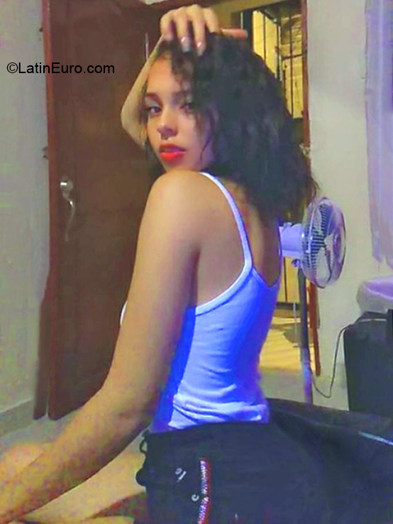 Date this sensual Dominican Republic girl Nely from Santiago DO37305