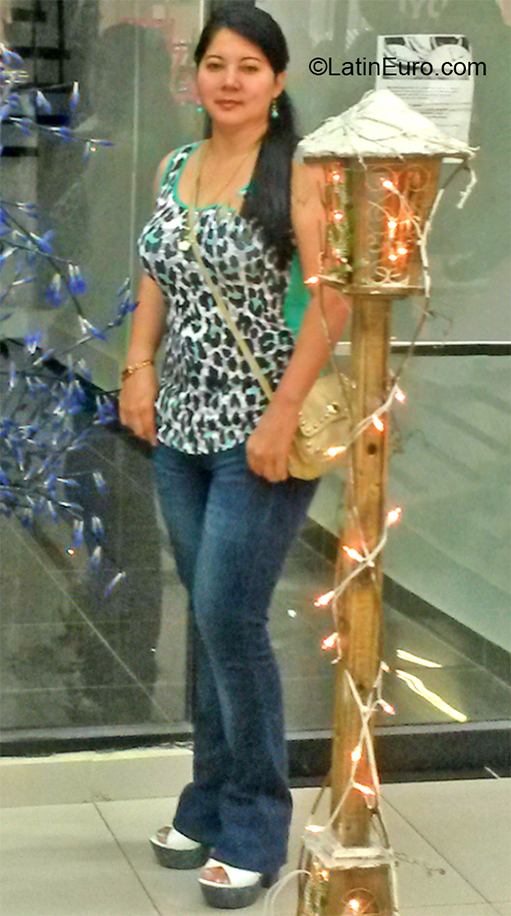 Date this beautiful Colombia girl Yury from Cali CO26793