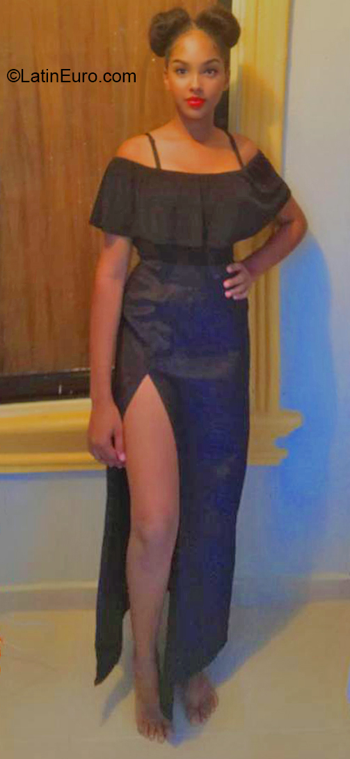 Date this foxy Dominican Republic girl Yulianny from Santo Domingo DO37398