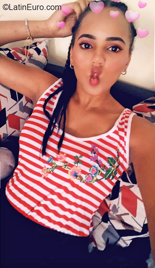 Date this nice looking Dominican Republic girl Esmaily from Santo Domingo DO37410