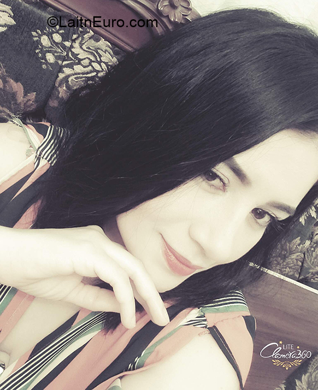 Date this lovely Ecuador girl Damaris from Quito EC434