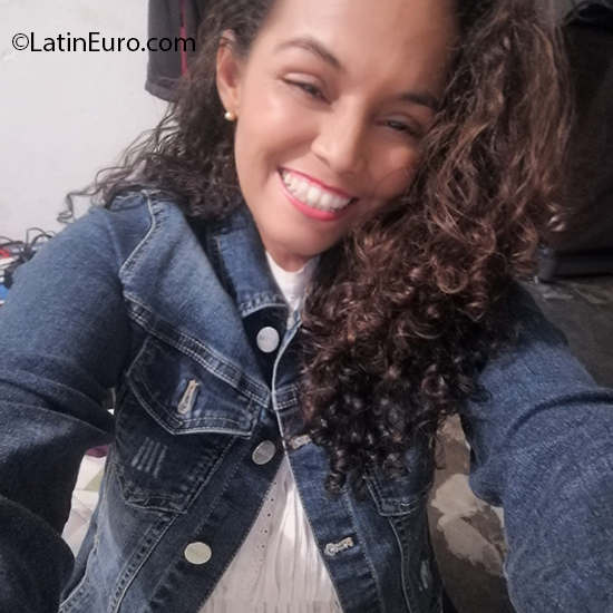 Date this good-looking Colombia girl Mary from Bucaramanga CO26935