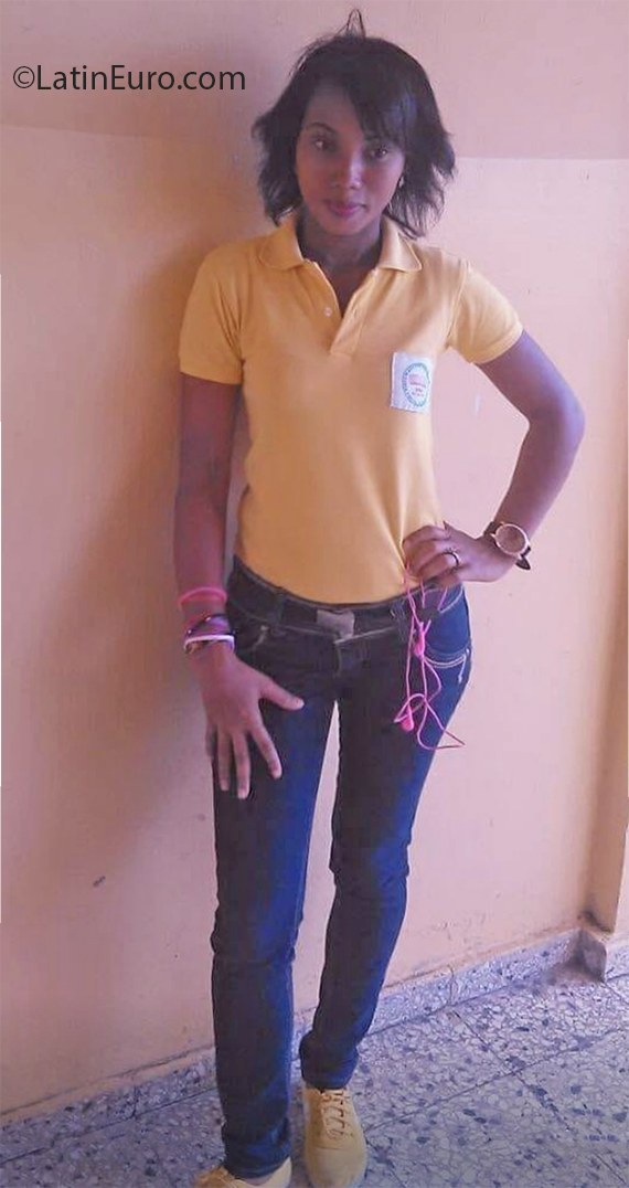 Date this good-looking Chile girl Leana from Santiago CL163