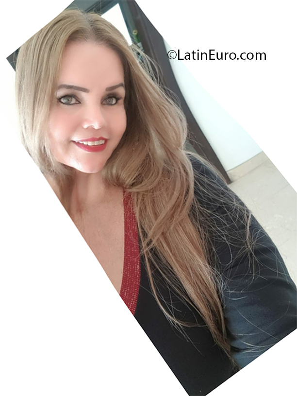 Date this attractive Colombia girl Martha from Cartagena CO26950