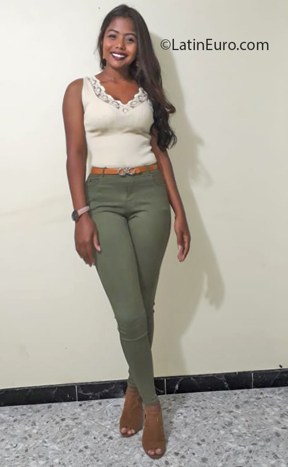 Date this gorgeous Colombia girl Yami from Medellin CO26956
