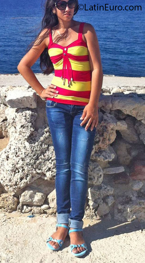 Date this foxy Cuba girl Heidi from Havana CU668