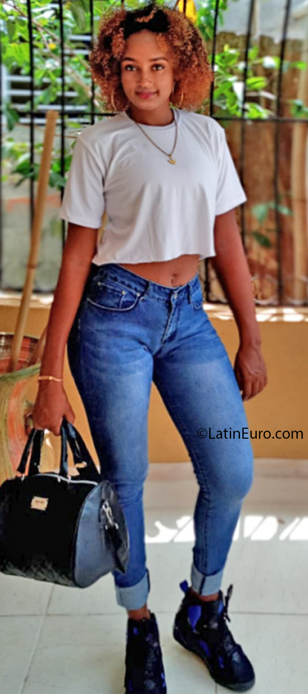 Date this sensual Dominican Republic girl Erika from Santo Domingo DO37711