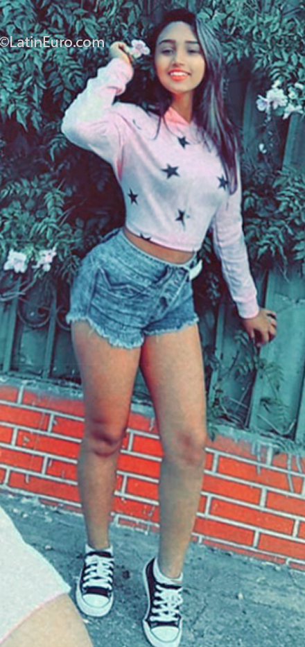 Date this voluptuous Venezuela girl Daniela from Caracas VE3094